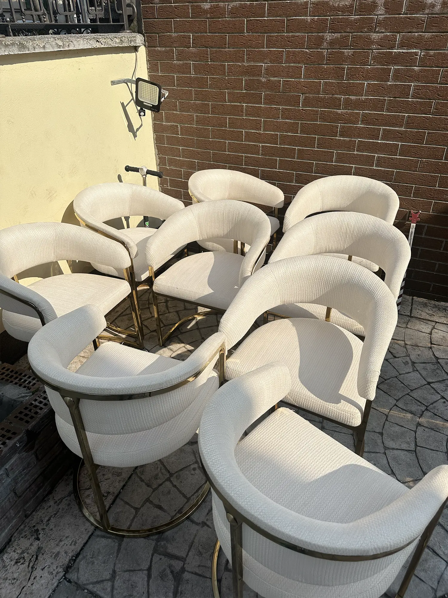 Dubinsko čišćenje tapacirane stolice u Beogradu