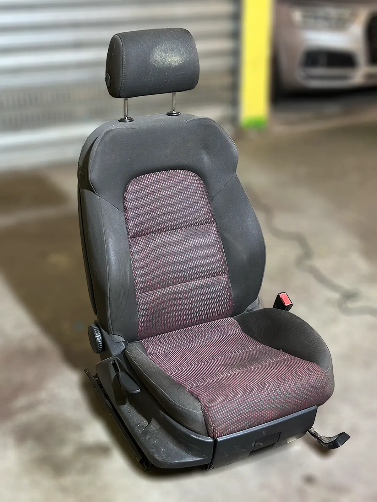 Auto sedište pre dubinskog pranja tekstilnog dela